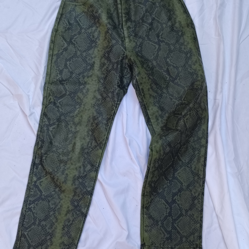 SHEIN Black and Green Snake Print Leggings